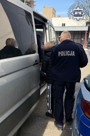 Policjant z zatrzymanym.