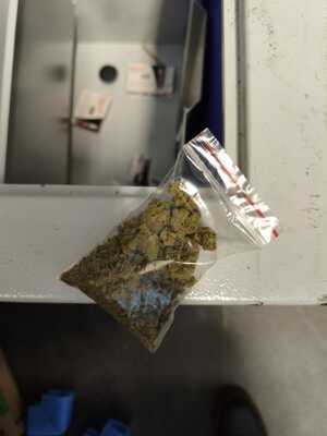 zabezpieczone narkotyki w woreczku.