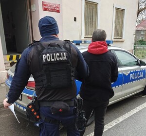 policjant z zatrzymanym.