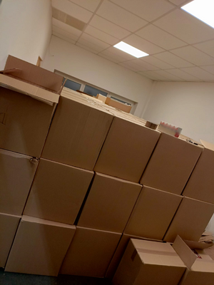 Kartony z zabezpieczonymi papierosami.