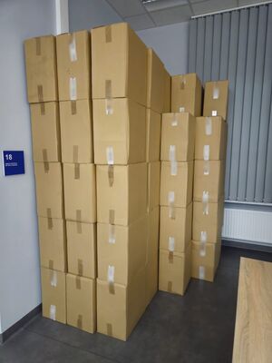 Kartony zabezpieczonych papierosów ustawione pod ścianą