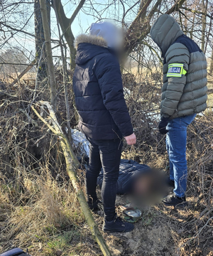 Policjanci z zatrzymanym.