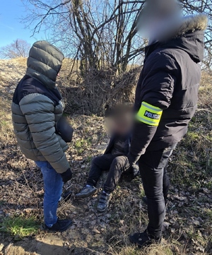 Policjanci z zatrzymanym.
