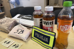 narkotyki leżą na stole.