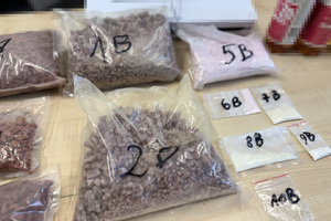 narkotyki leżą na stole.