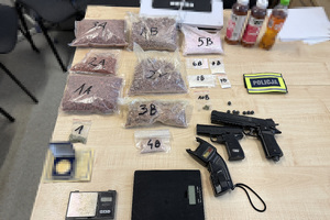 narkotyki leżą na stole.