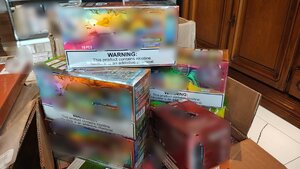 Kolorowe pudełka z podrobionymi towarami.