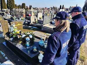 Złożenie kwiatów na grobie sierżanta sztabowego Adama Litwy.