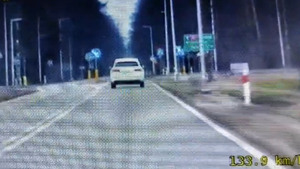 samochód jedzie ulicą. Zdjęcie z monitoringu policyjnego.