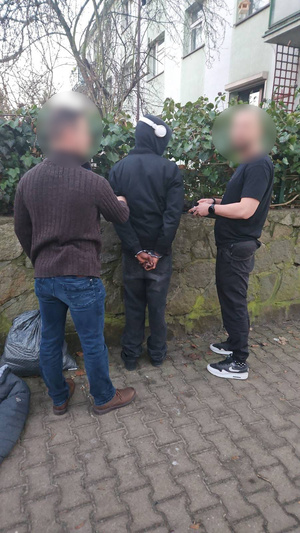 Policjanci z zatrzymanym mężczyzną.