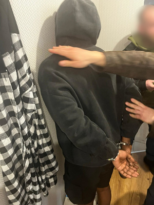 Policjanci z zatrzymanym mężczyzną.