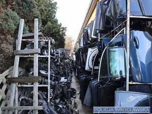 porozkładane części samochodowe na terenie.