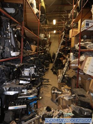 porozkładane części samochodowe na terenie.