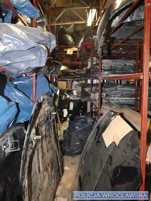 porozkładane części samochodowe na terenie.