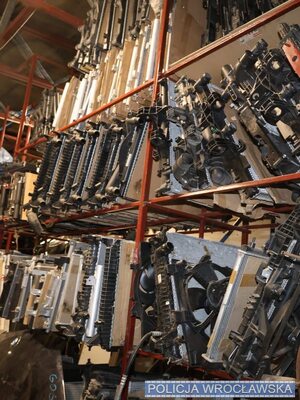 porozkładane części samochodowe na terenie.