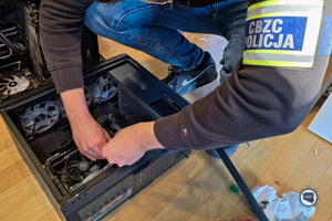 Funkcjonariusz CBZC podczas rozbierania jednostki głównej komputera.