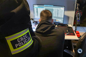 Funkcjonariusz CBZC siedzi przed ekranem komputera.