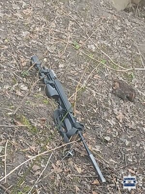 Bron leżąca na ziemi.