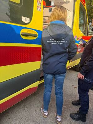 Kobieta przy karetce.