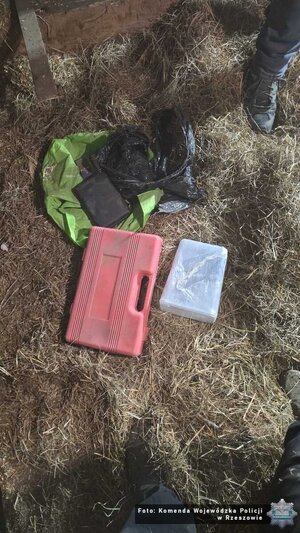 Zabezpieczone środki i przedmioty lezące na strychu..