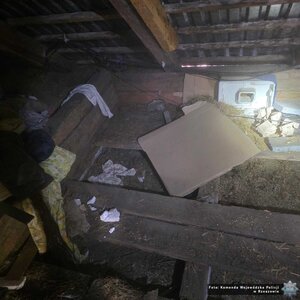 Zabezpieczone środki i przedmioty lezące na strychu..