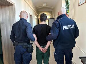 Dwaj policjanci z zatrzymanym.