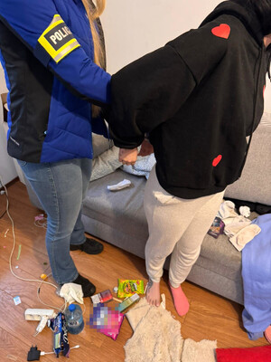 policjantka zatrzymuje kobietę.