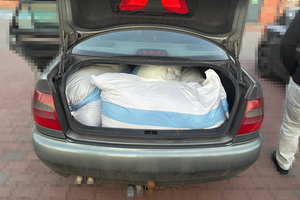 Krajanka tytoniowa w workach w bagażniku auta.