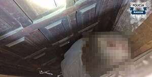 Mężczyzna ukrywający się w skrytce między drzwiami.