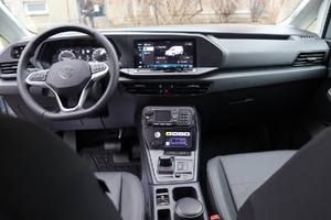 Zdjęcie przedstawia wnętrze samochodu typu kombivan.