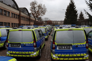 Zdjęcie przedstawia samochody typu kombivan.