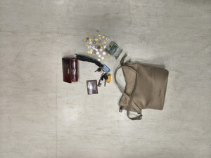Torebka i jej zawartość wysypana obok.