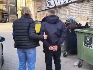 Policjantka z zatrzymanym.