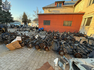 Części samochodowe leżące na podwórku.