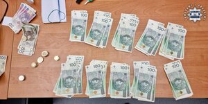 Zabezpieczone mienie pochodzące z przestępstwa. Banknoty pieniędzy, monety.