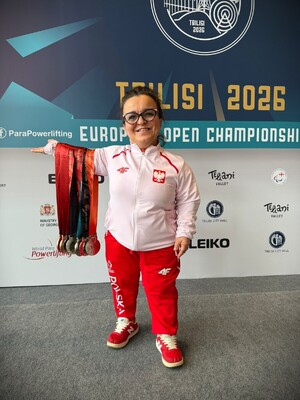 Justyna Kozdryk pozuje do zdjęcia z medalami.