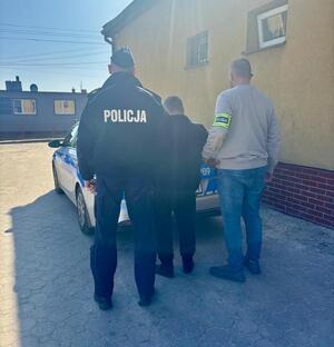 policjanci z zatrzymanym.