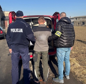 policjanci z zatrzymanym.