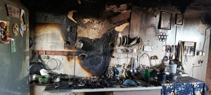 Ujęcie na nadpaloną kuchnię w domu.