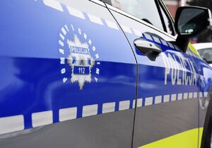 Bok radiowozu policyjnego.