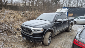 samochód typu pickup stoi na poboczu.
