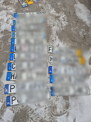 zabezpieczone tablice rejestracyjne.