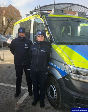 policjant pozuje do zdjęcia, obok stoi policjantka.