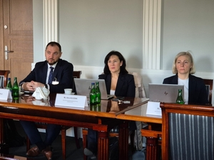 Uczestnicy polsko-litewskiego spotkania w KGP siedzą przy stole.