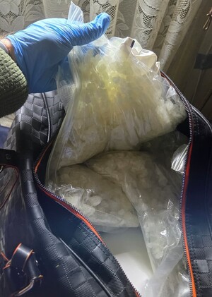 Zabezpieczone nielegalne substancje w foliowych woreczkach znajdujących się w torbie.