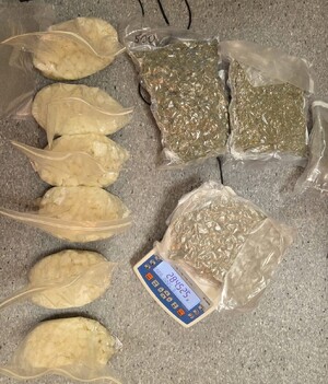 Zabezpieczone nielegalne substancje w foliowych woreczkach. Jeden z woreczków leży na elektronicznej wadze.