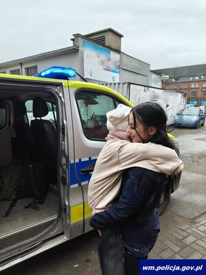 Policjantka i dziewczynka.