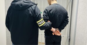 Policjant z zatrzymanym.