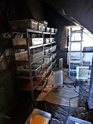 Pojemniki z nielegalną substancją.