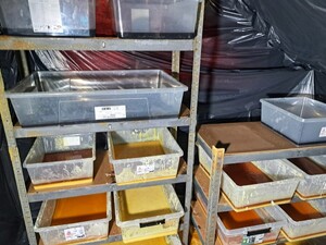 Pojemniki z nielegalną substancją.